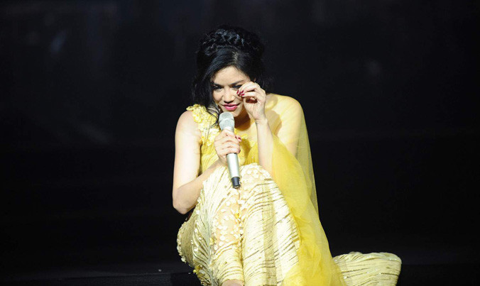 Thu Phương khóc khi nhắc lại kỷ niệm trước khi hát Đêm nằm mơ phố.