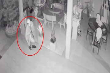 Người đàn ông thoát y vào nhà dân lấy tài sản. Ảnh: Cắt từ clip