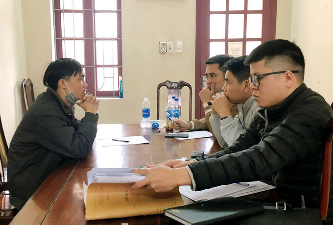 Nghi can Mậu làm việc với cảnh sát