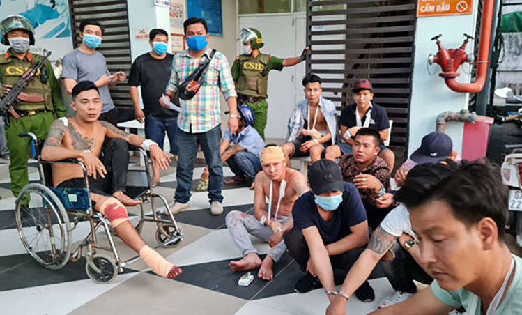 Nhóm người từ Bình Dương sau khi bị chặn đánh tại TP Long Xuyên