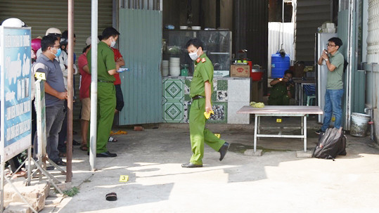 Cơ quan điều tra đang khám nghiệm hiện trường vụ án