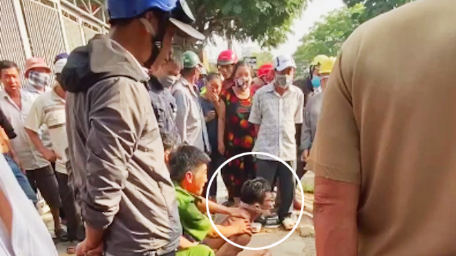 Quý bị cảnh sát khống chế sau khi gây ra vụ chém người. Ảnh: cắt từ clip