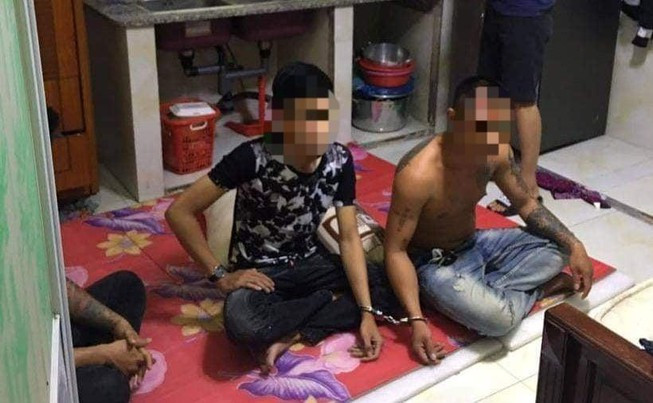Các thanh niên xăm trổ giam lỏng cô gái để đòi nợ bị bắt giữ. Ảnh: Pháp luật TP Hồ Chí Minh