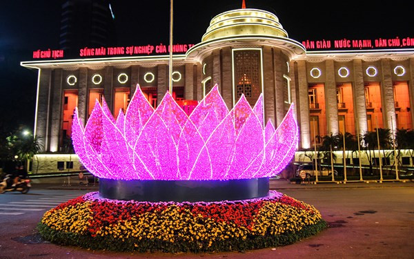 Hình tượng hoa sen sẽ là điểm nhất chính của đèn trang trí Tết Hà Nội năm nay 