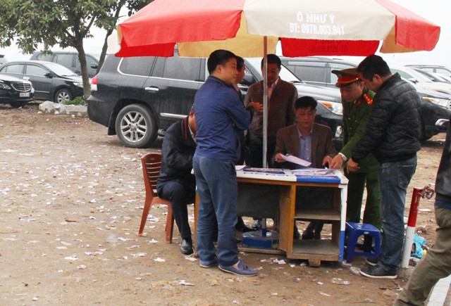 Truy thu gần 50 triệu đồng đối với bãi xe 'chặt chém' ở Phủ Tây Hồ