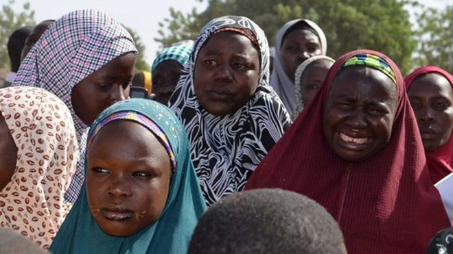 Gia đình các nạn nhân lo lắng cho con em mình. Ảnh: Reuters.