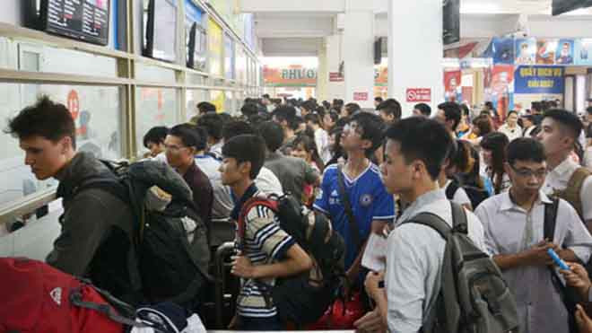 Khu vực quầy bán vé ở Bến xe Giáp Bát đông nghẹt người trong chiều 29.4