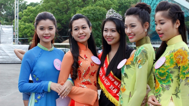 Á hậu Thụy Vân và người đẹp Diễm My đồng hành cùng thí sinh