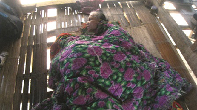 Người đàn bà kỳ lạ quấn kín chăn mỗi khi có khách. 