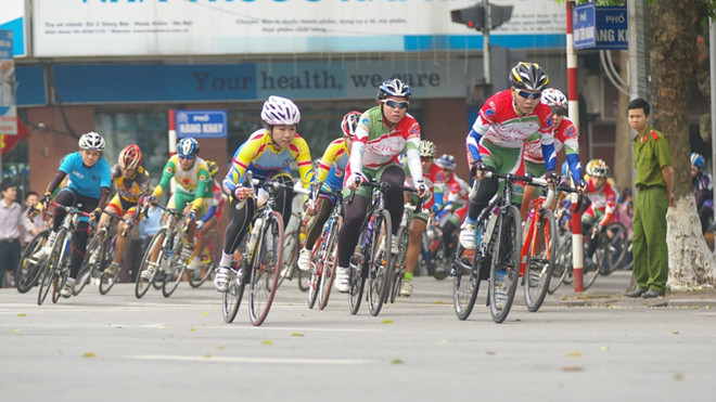 Kịch tính chặng đua quanh hồ Hoàn Kiếm