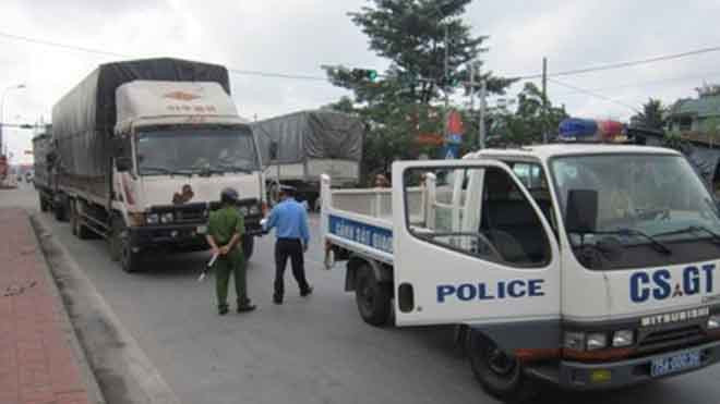 Sợ phải cân tải trọng, tài xế quay đầu bỏ chạy