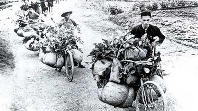 Những "chú ngựa sắt" vận chuyển hàng trong chiến dịch Điện Biên Phủ. Ảnh tư liệu.