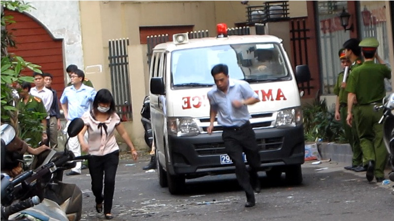 Xe cứu thương chở các nạn nhân xấu số trong vụ cháy