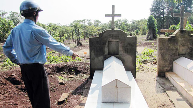 Đào mộ cha vì tin lời đồn nhảm nhí