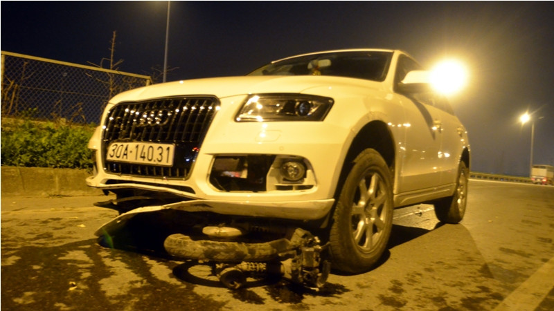 Chiếc audi Q5 đang bỏ chạy từ đường cao tốc xuống dưới thì bị chặn lại.