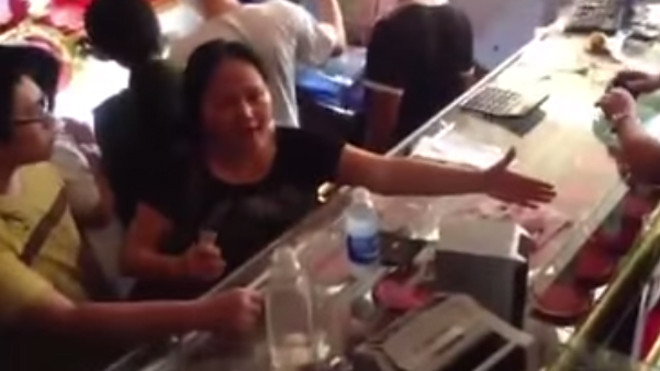 “Hotgirl ăn trộm” bị dân trói tay