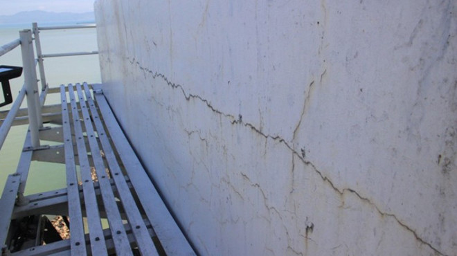 Cận cảnh vết nứt nẻ ngang dọc trụ neo cầu Thuận Phước