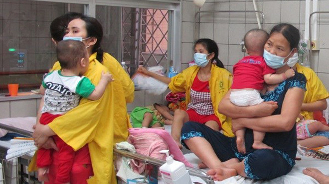 Bệnh nhân mắc sởi điều trị tại Bệnh viện Bạch Mai. (Ảnh: Thùy Giang/Vietnam+)