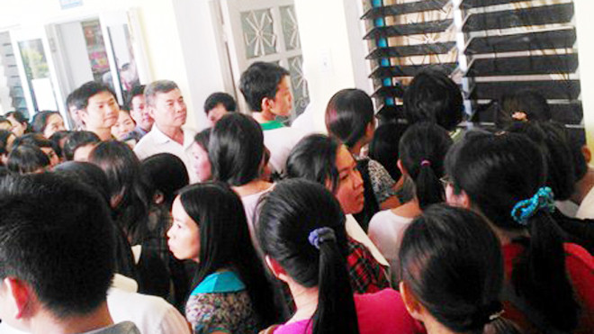 Phụ huynh chờ nhận đơn ngoài phòng Hiệu trưởng.