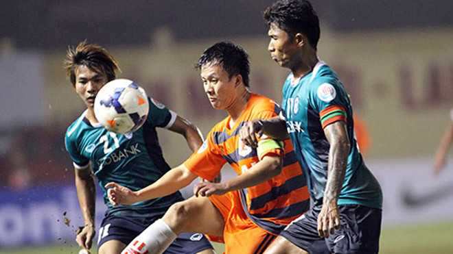 Tiền vệ Trần Mạnh Dũng (giữa) là 1 trong 2 cầu thủ bị tạm giam để phục vụ công tác điều tra