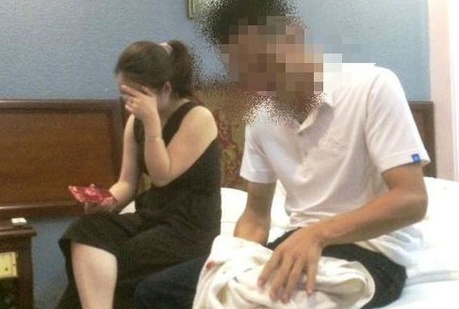 Cô giáo mầm non vào nhà nghỉ tâm sự với CSGT. Ảnh cắt từ clip.