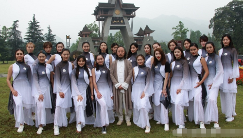 Chưởng môn phái Thanh Thành Thái Cực Quyền (giữa) chụp ảnh kỷ niệm cũng thí sinh cuộc thi siêu mẫu quốc tế 2016. Ảnh: QQ.