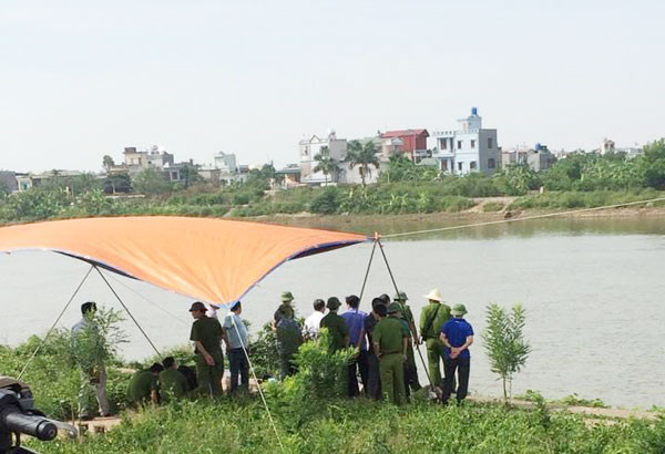 Công an khám nghiệm thi thể nạn nhân để điều tra.