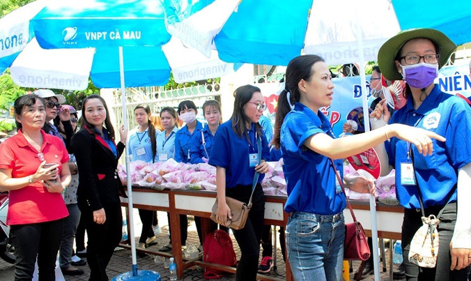 Tình nguyện viên tiếp sức thí sinh.