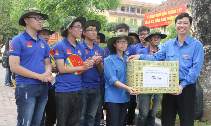 Động viên, tặng quà thanh niên tình nguyện “Tiếp sức mùa thi“