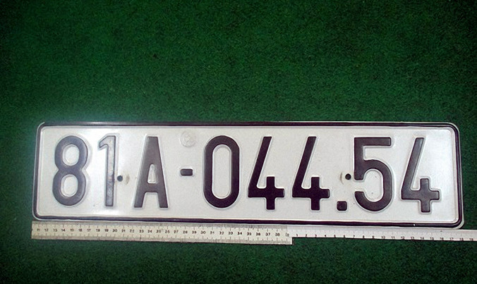 ​Biển số giả của chiếc xe ô tô trong tiệm cầm đồ.