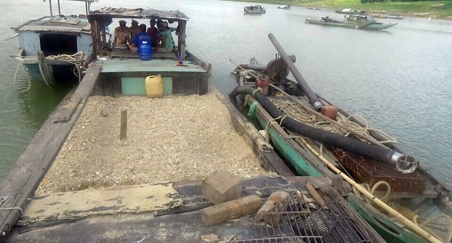 Liên tiếp phát hiện khai thác cát, sỏi trái phép