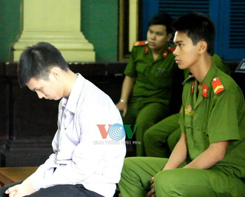 Bị cáo Tú luôn cúi mặt tại phiên tòa.