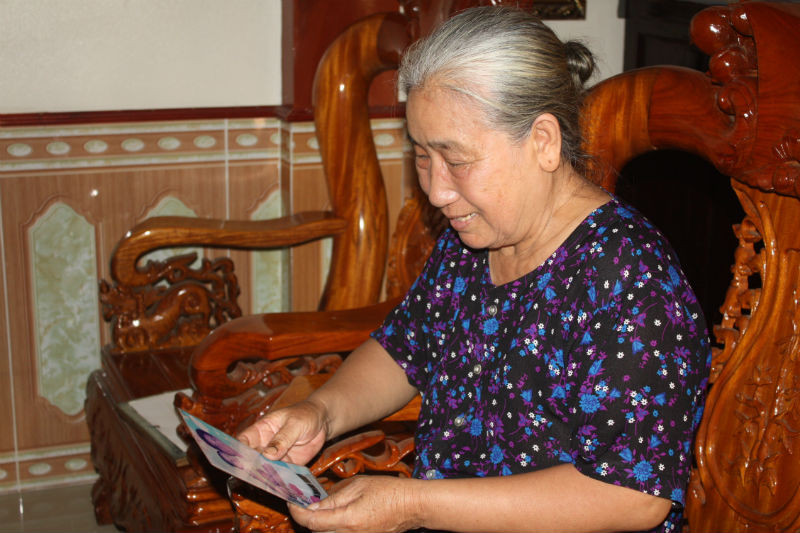 Bà Chung lưu giữ cẩn thận những bức ảnh của con cháu, thỉnh thoảng lại mang ra ‘khoe’ với sự tự hào.