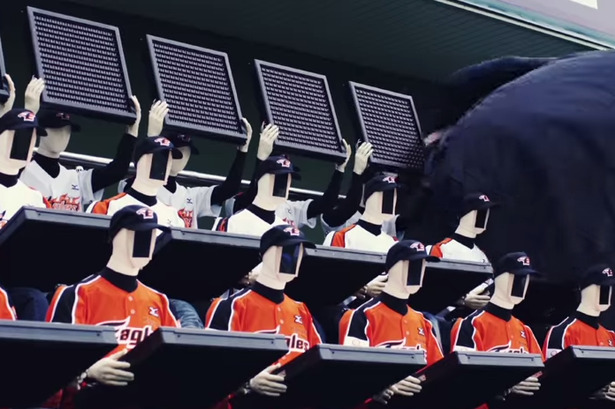 Những robot ngồi trên khán đài