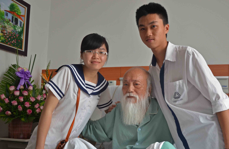 Thủ khoa Nguyễn Thu Thủy và á khoa Vương Đình Hiếu đến thăm sức khỏe thầy Văn Như Cương.