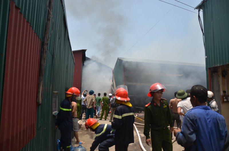 [VIDEO] Cảnh sát vật lộn cứu kho cồn trong biển lửa