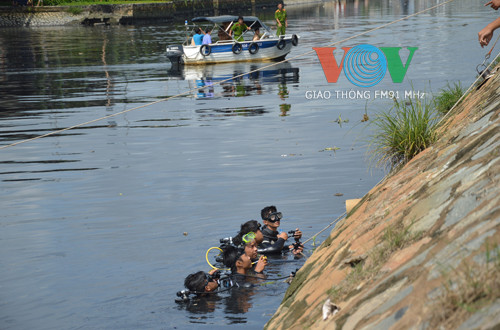 Đội người nhái tổ chức tìm kiếm nạn nhân dưới dòng nước đen ngòm
