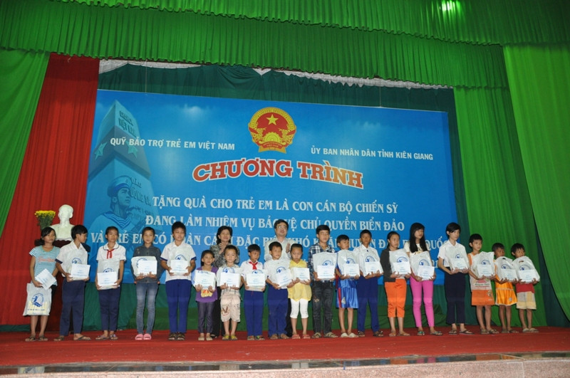 Tặng quà cho con em cán bộ, chiến sỹ bảo vệ chủ quyền biển đảo