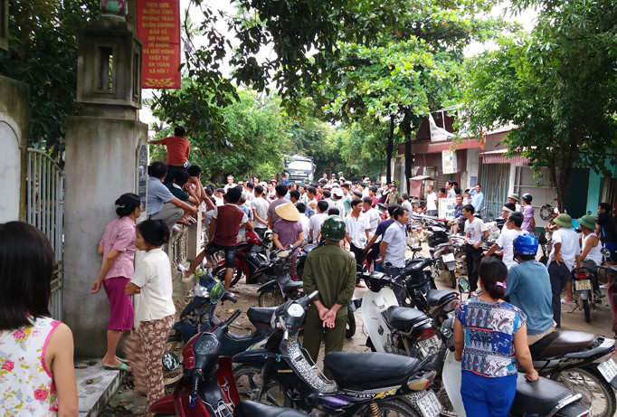 Người dân tập trung phản đối nổ mìn khai thác đá.