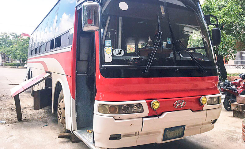 Ôtô khách mang biển kiểm soát Lào UN 0165 chở gỗ lậu bị bắt giữ. Ảnh: CA Quảng Trị.