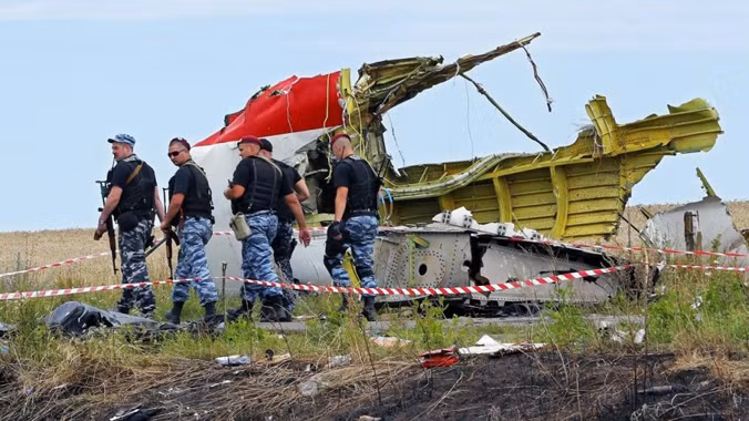 Các điều tra viên tại hiện trường MH17 rơi. Ảnh: Getty Images