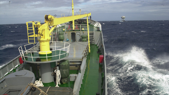 Tàu Hải quân tiếp cận nhà giàn mùa bão tô. Ảnh: TC