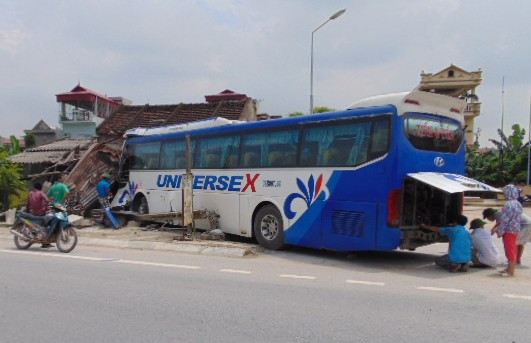 Một phần ngôi nhà đổ sập sau cú tông của xe khách.