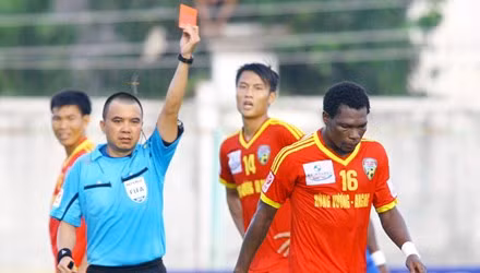 Trọng tài Phùng Đình Dũng rút thẻ đỏ truất quyền thi đấu của Felix (HV An Giang) trong trận HV An Giang thua Than Quảng Ninh 1-2 cuối tuần qua. ảnh: VSI 