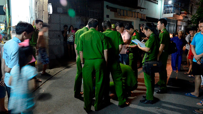 Công an đang tiến hành khám nghiệm hiện trường. Ảnh Việt Văn.