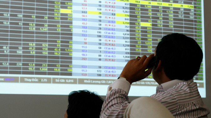 Lãi suất tiết kiệm giảm, cuối năm tiền có chảy vào chứng khoán. Ảnh: Như Ý.