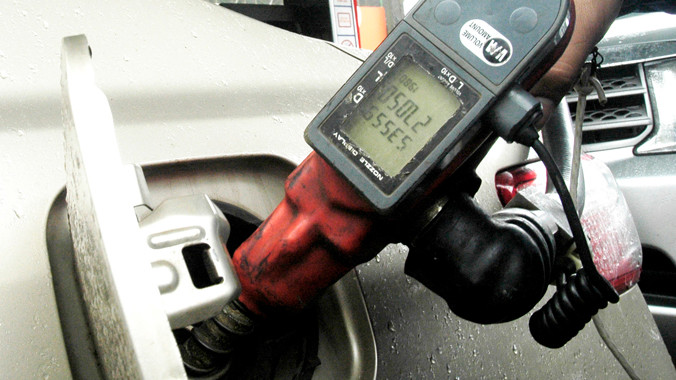 Bao nhiêu khách hàng đã bị các cây xăng gắn IC giả móc túi?. Ảnh: Hồng Vĩnh.