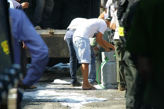 Những bình gas ông Đệ dùng để cố thủ giữ nhà. 