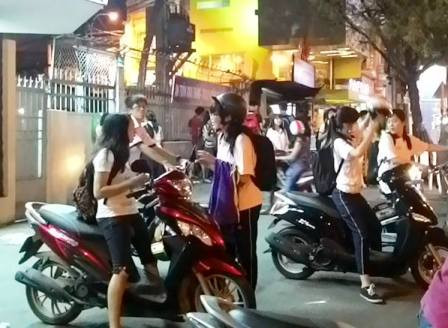 Học sinh tại một trường THPT ở TPHCM sau giờ học thêm tại trường. Ảnh: Hoài Nam.