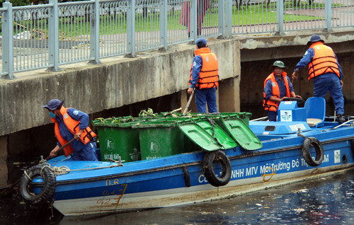 Mỗi năm TP HCM chi hàng tỷ đồng cho việc vớt lục bình và rác trên sông và các kênh rạch.